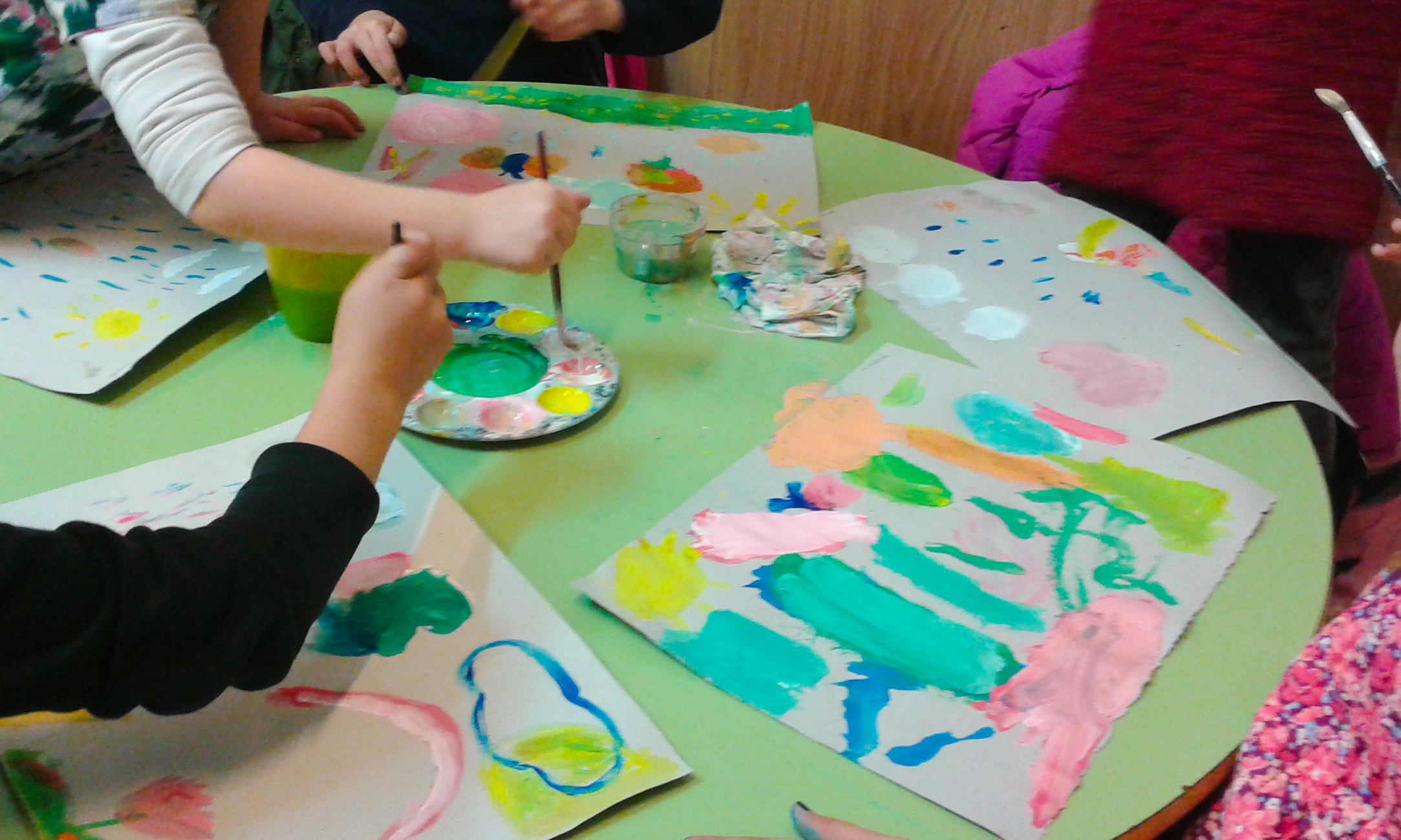 Niños pintando en grupo