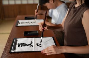 Creativiteka escuela de arte en madrid -alumnos-haciendo-caligrafia-japonesa-llamada-shodo